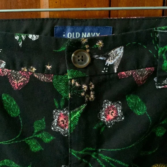 Pretty black floral everyday shorts size 4 - Picture 4 of 9